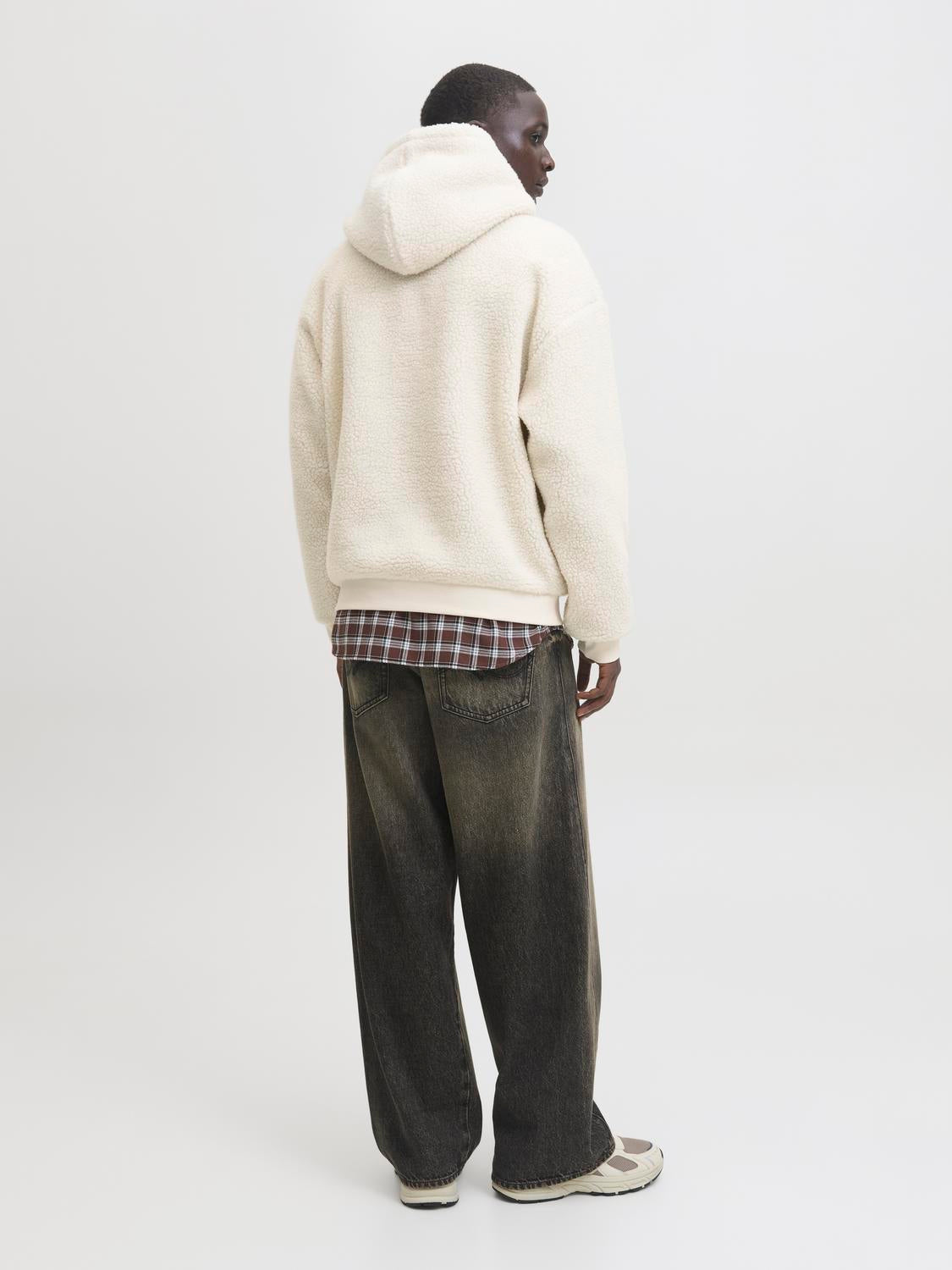model_shot-back